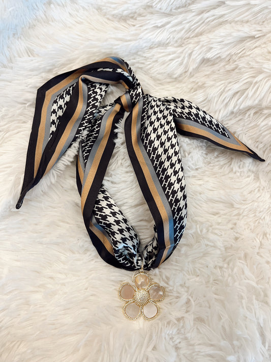 Daisy Charm Houndstooth Scarf Necklace